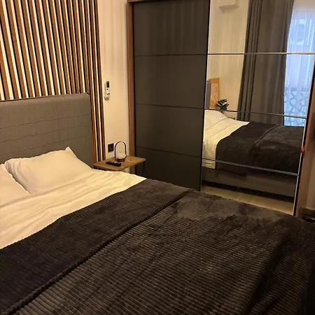 Bright Modern Flat - Pool & Garden Near Shops شقة *