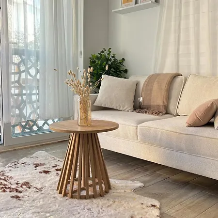 Appartement Bright Modern Flat - Pool & Garden Near Shops *