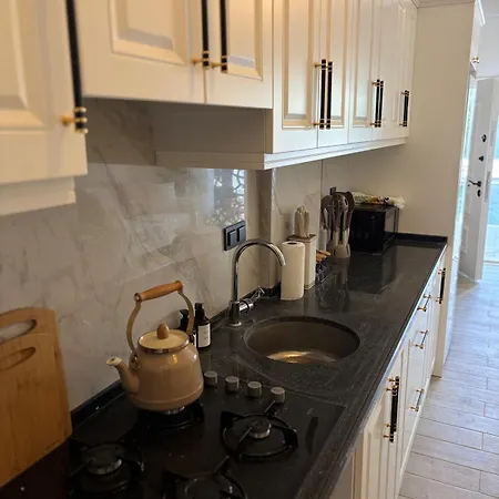 Bright Modern Flat - Pool & Garden Near Shops 아파트 *