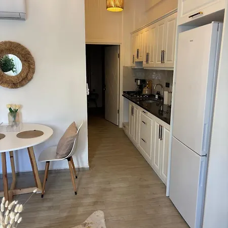 Bright Modern Flat - Pool & Garden Near Shops 아파트 페티예