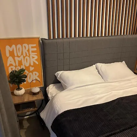 Bright Modern Flat - Pool & Garden Near Shops 아파트 *