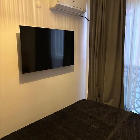 Bright Modern Flat - Pool & Garden Near Shops